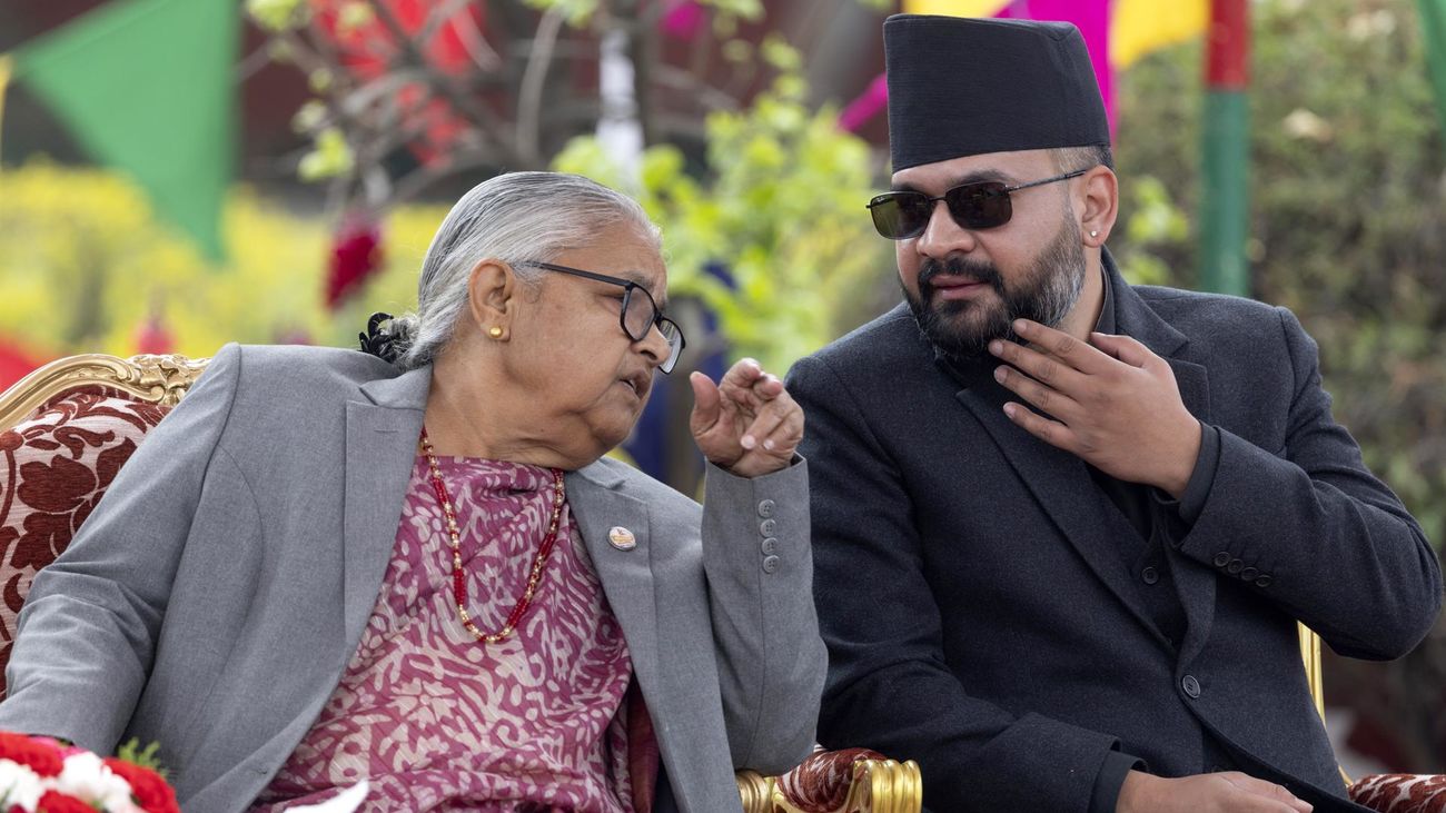 La Primera Ministra saliente, Sushil Karki (izq.), y el recién elegido Primer Ministro de Nepal, Balendra Shah (der.)