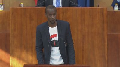 En libertad el exdiputado de Podemos Serigne Mbaye tras su detención por una refriega con la Policía en Usera