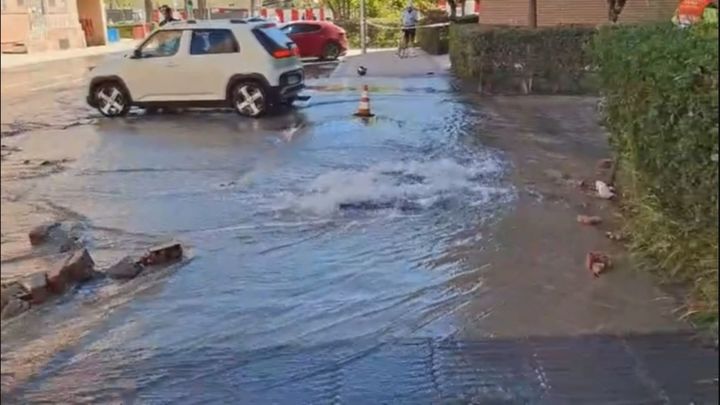 La calle Naves de Arganzuela, convertida en un río tras la rotura de una tubería de grandes dimensiones