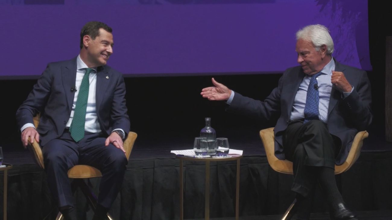 Juanma Moreno y Felipe González coinciden con motivo del centenario del nacimiento de la duquesa Cayetana de Alba