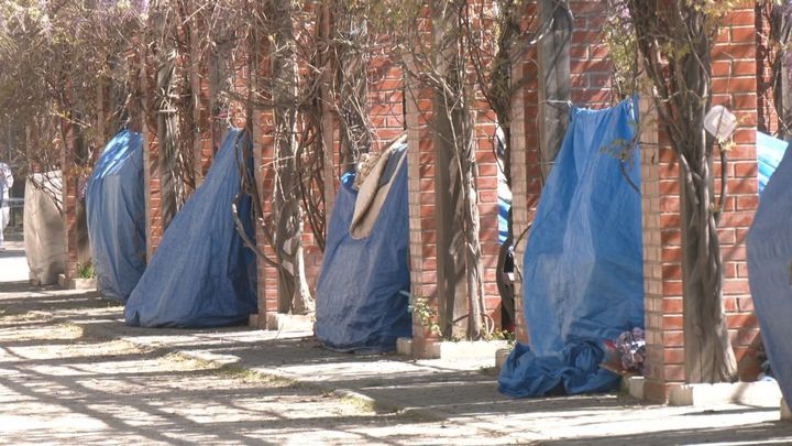Decenas de personas duermen en los bancos de una plaza en Retiro ante la falta de alternativas