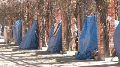 Decenas de personas duermen en los bancos de una plaza en Retiro ante la falta de alternativas