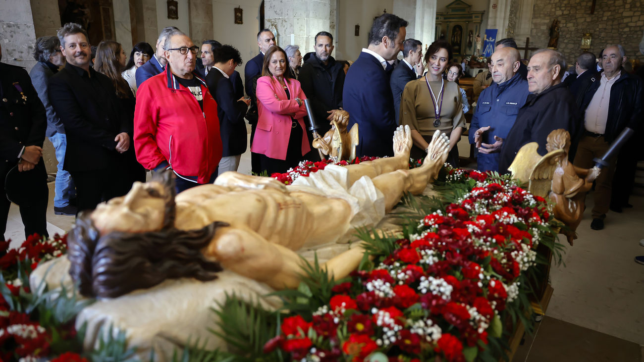 Ayuso visita la procesión del Viernes de Dolores de Campo Real