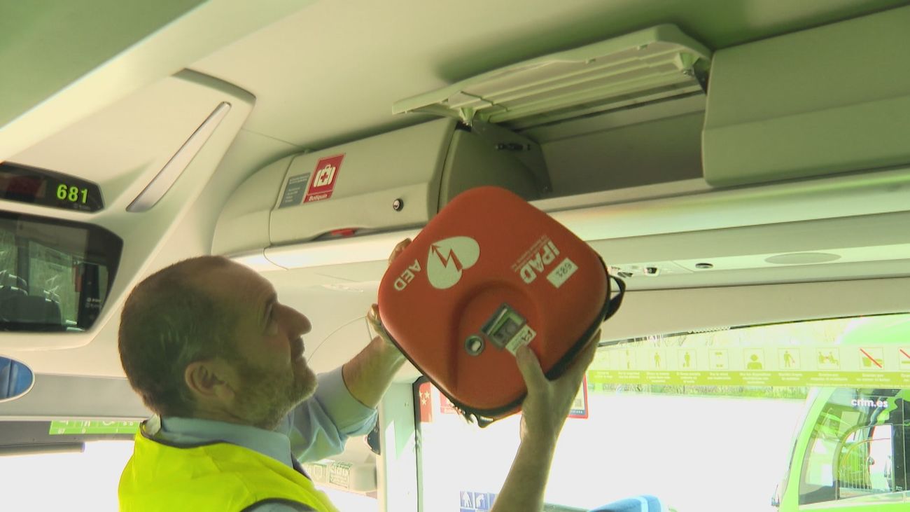 Los autobuses interurbanos de la Comunidad de Madrid empiezan a llevar desfibriladores