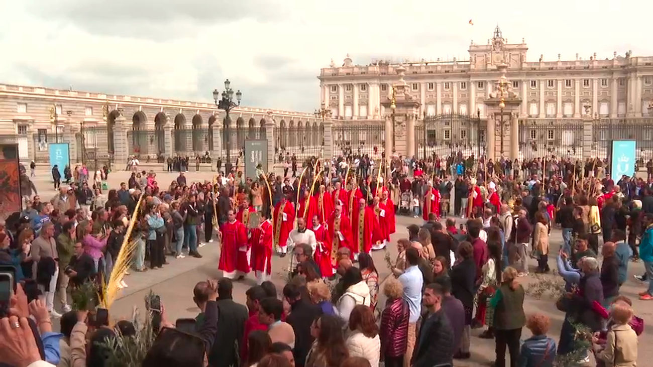 Madrid arranca la Semana Santa con la bendición de palmas en la catedral de la Almudena