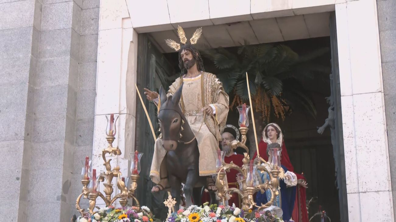 Así se vive la triunfal salida de la Borriquita en la Catedral de la Almudena