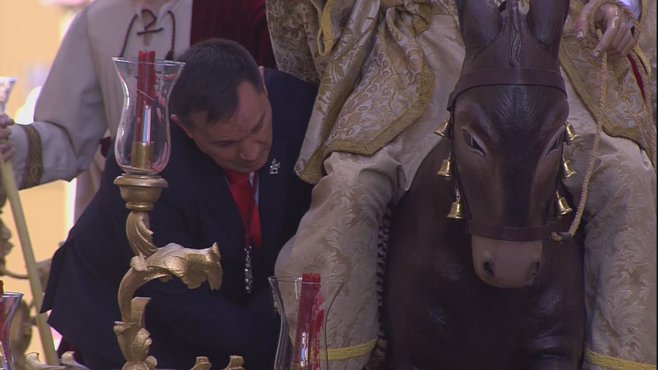 El agresivo viento complica y hace parar la Estación de Penitencia de la Borriquita