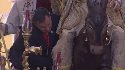 El agresivo viento complica y hace parar la Estación de Penitencia de la Borriquita
