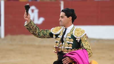 Mario Navas, pese al viento y al frío, corta la primera oreja de la Copa Chenel en San Agustín del Guadalix