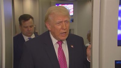 Trump dice que Irán dejará pasar "20 grandes petroleros" por estrecho de Ormuz como señal "de respeto"