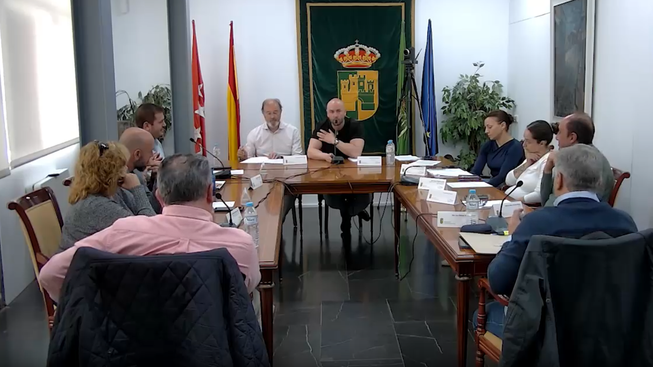 Multas de 500 euros en el pleno de Serranillos por interrupciones en el turno de palabra