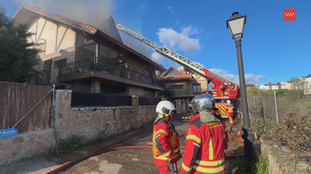 El fuego destruye  la cubierta de un chalet en Manzanares el Real