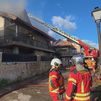 El fuego destruye  la cubierta de un chalet en Manzanares El Real