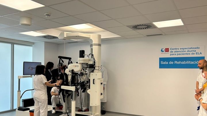 El hospital Isabel Zendal incorpora un exoesqueleto robótico para la rehabilitación de los enfermos de ELA