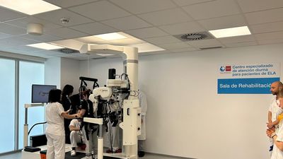 El hospital Isabel Zendal incorpora un exoesqueleto robótico para la rehabilitación de los enfermos de ELA