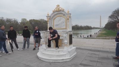 Un inodoro dorado irrumpe en Washington como crítica a Trump