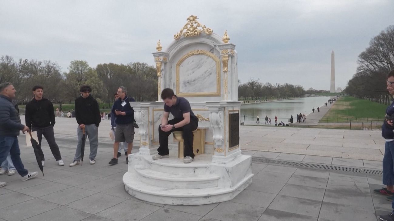 Un inodoro dorado irrumpe en Washington como crítica a Trump