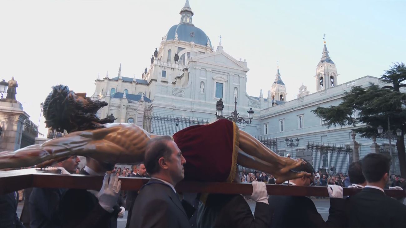 El Cristo de los Alabarderos inicia su tradicional traslado al Palacio Real