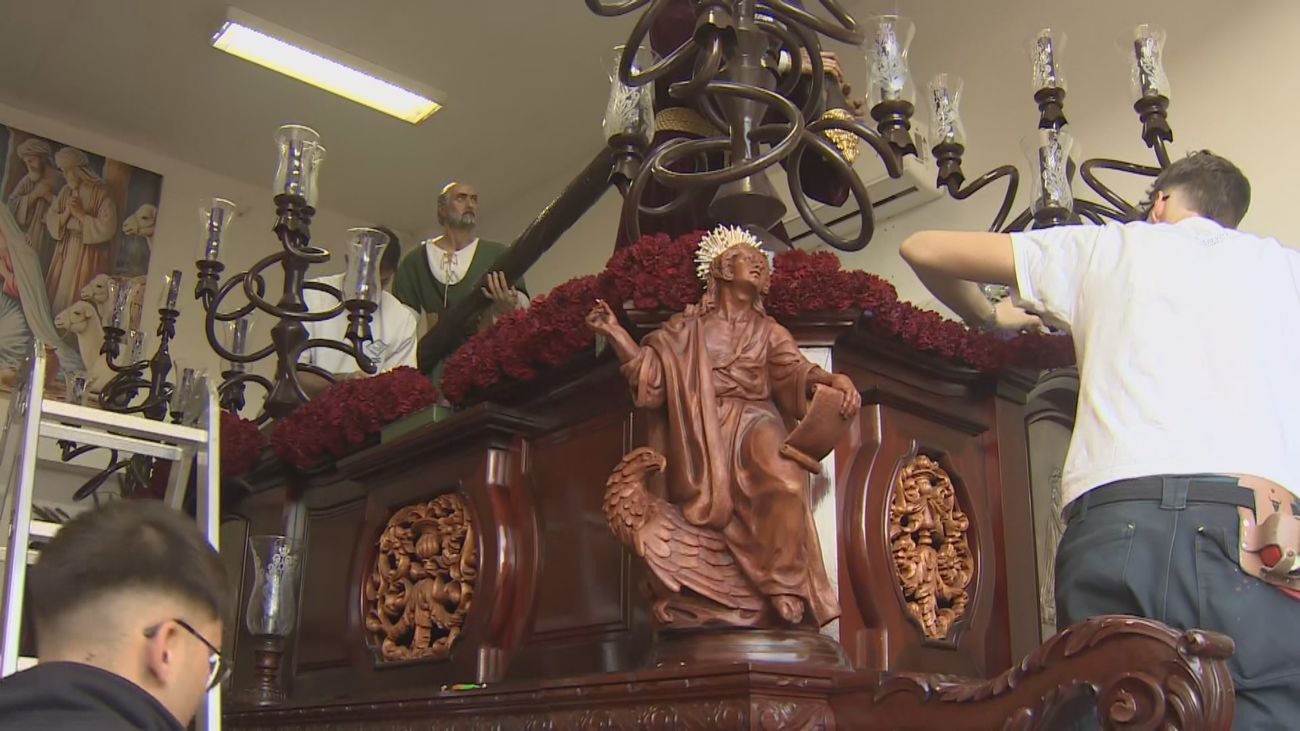 Parla realiza la tradicional "pinchá" de claveles en los pasos de Jesús Nazareno y la Esperanza Macarena