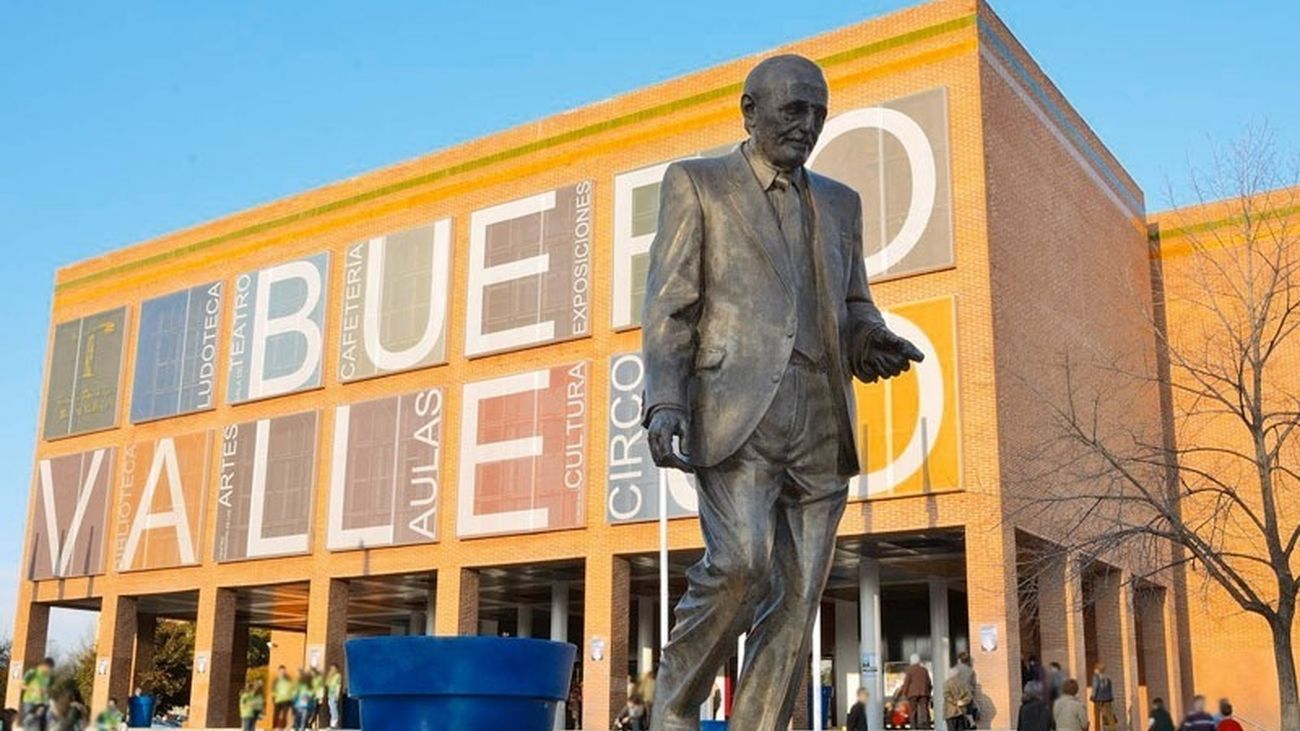 Estatua del dramaturgo Antonio Buero Vallejo en el teatro de Alcorcón que lleva su nombre