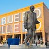 Estatua del dramaturgo Antonio Buero Vallejo en el teatro de Alcorcón que lleva su nombre