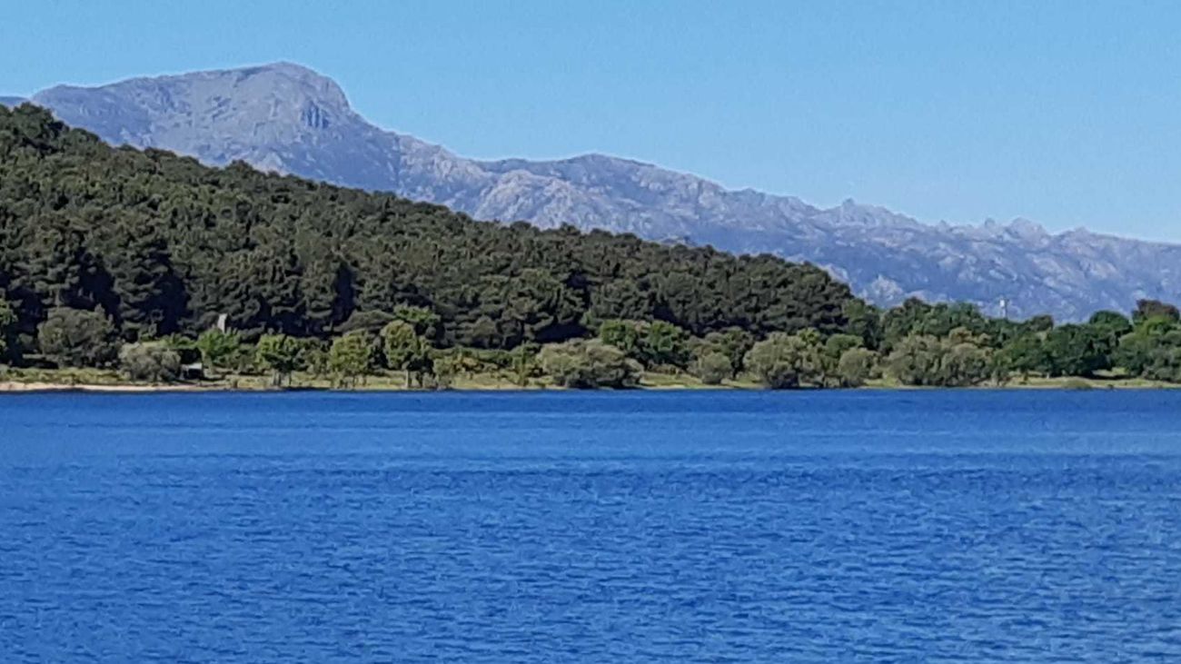 Vista de La Maliciosa desde el embalse de La Jarosa, en Guadarrama