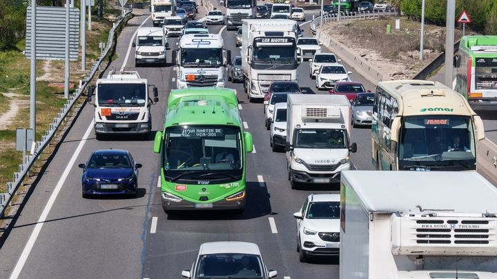 Tráfico denso en una carretera de Madrid