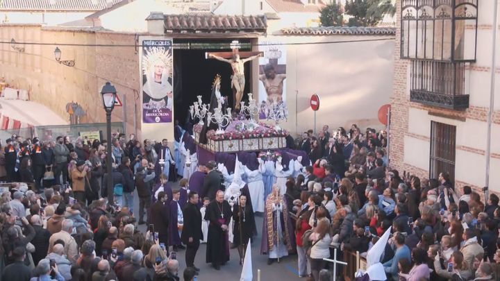 El Cristo de la Esperanza y el Trabajo inicia su estación de penitencia en Alcalá de Henares