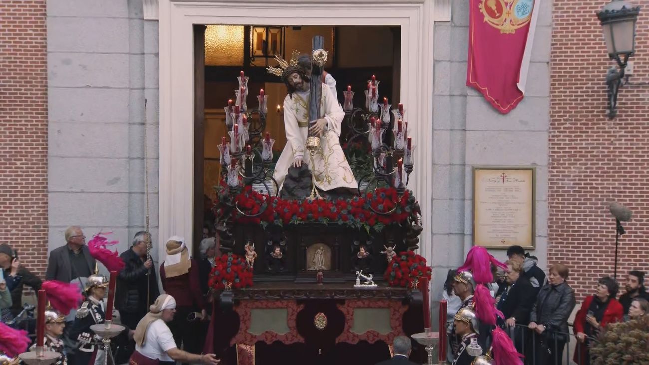 Conmovedora salida de rodillas del Cristo de las Tres Caídas en Madrid