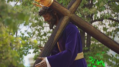 El Cristo de la Salud inicia su salida desde la iglesia del Carmen en un esperado Miércoles Santo