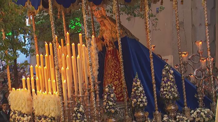 La Virgen de las Angustias sale de la iglesia del Carmen y reencuentra a los fieles en las calles de Madrid