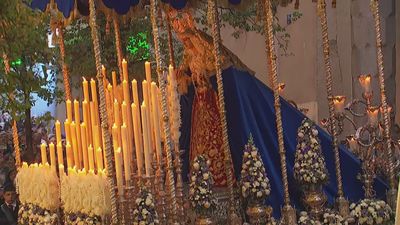 La Virgen de las Angustias sale de la iglesia del Carmen y reencuentra a los fieles en las calles de Madrid