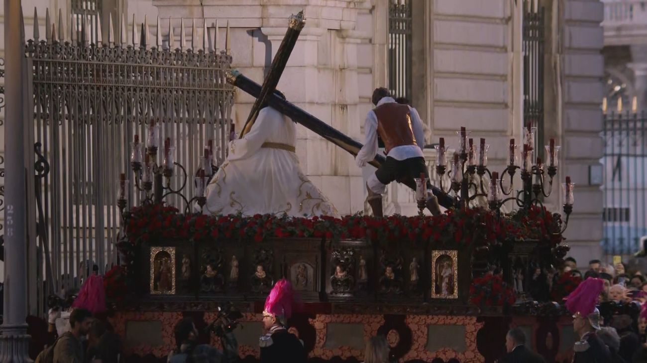 Estación de penitencia del Cristo de las Tres Caídas en la Catedral de la Almudena