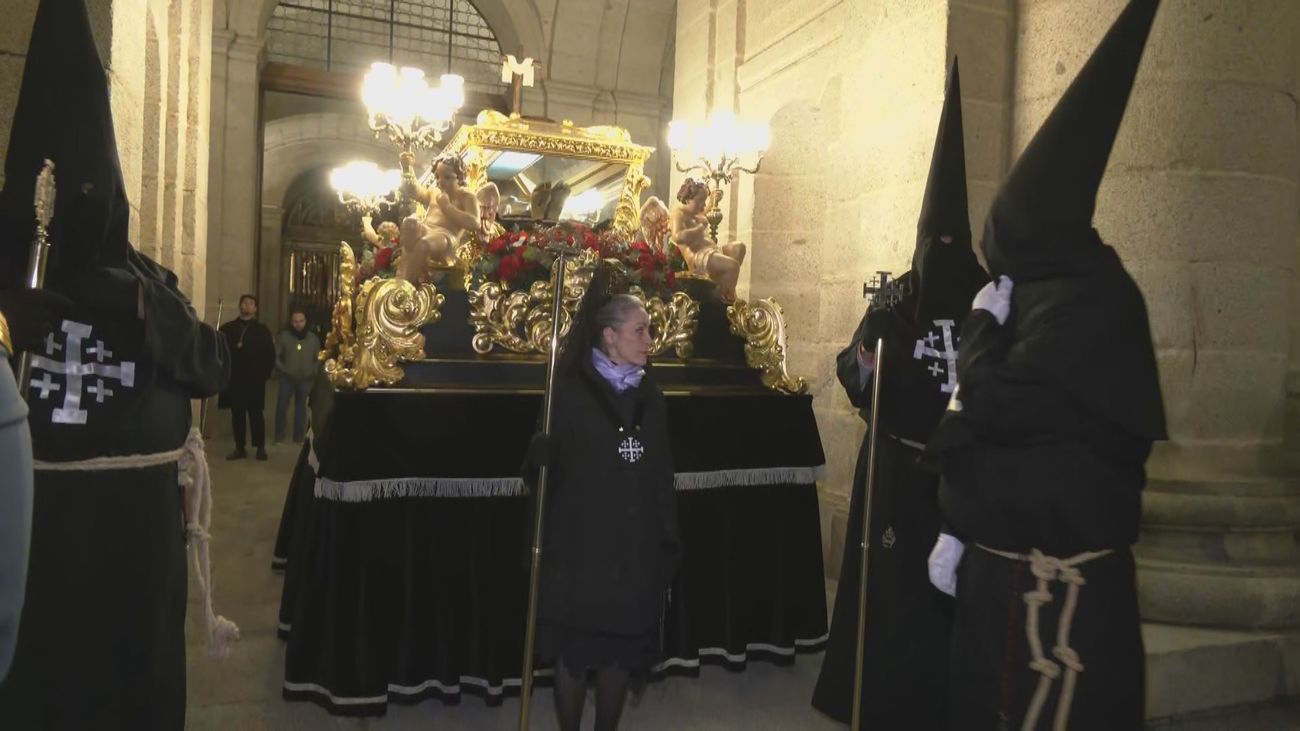 El Santo Sepulcro recorre San Lorenzo de El Escorial en un Miércoles Santo de recogimiento