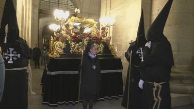 El Santo Sepulcro recorre San Lorenzo de El Escorial en un Miércoles Santo de recogimiento