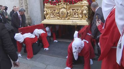 La espectacular salida de rodillas del Cristo Atado a la Columna en Alcalá de Henares