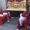 La espectacular salida de rodillas del Cristo Atado a la Columna en Alcalá de Henares