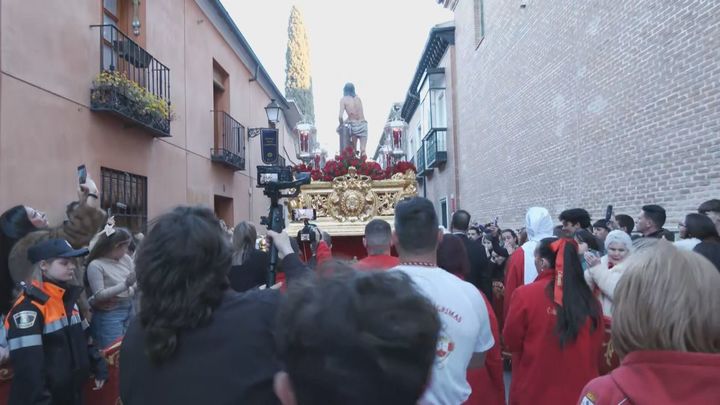 Emoción y contención en la marcha del  Cristo Atado a la Columna en Alcalá de Henares