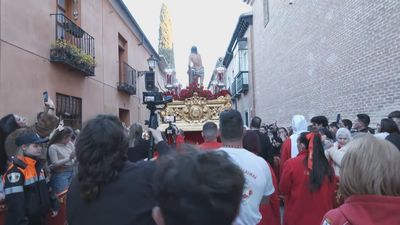 Emoción y contención en la marcha del  Cristo Atado a la Columna en Alcalá de Henares