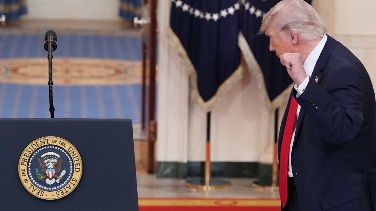 Trump antes de una rueda de prensa en la Casa Blanca hace el gesto de la victoria