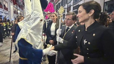 Ayuso asiste este Jueves Santo al traslado del Cristo de Mena y a la Madrugá sevillana