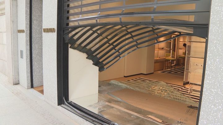 Empotran un coche en una tienda de Ortega y Gasset y se llevan productos de lujo