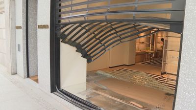 Empotran un coche en una tienda de Ortega y Gasset y se llevan productos de lujo