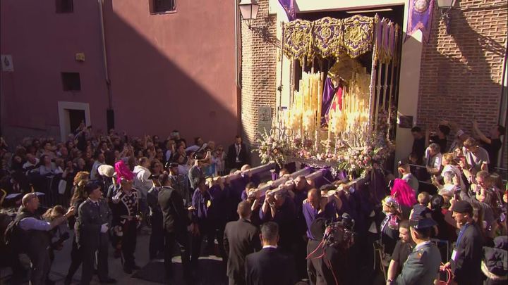 La Virgen del Dulce Nombre protagoniza un emotivo y complejo inicio de su recorrido de Jueves Santo en Madrid