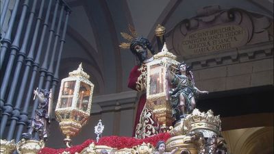 Jesús del Gran Poder inicia su solemne salida procesional en el corazón de Madrid