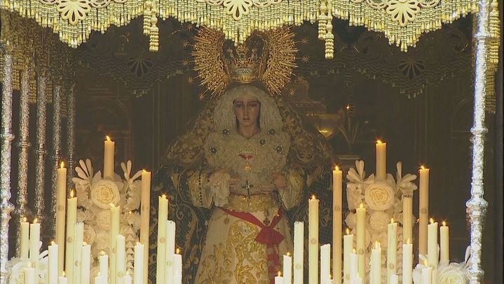 La Esperanza Macarena llena de luz y solemnidad las calles de Madrid en Jueves Santo