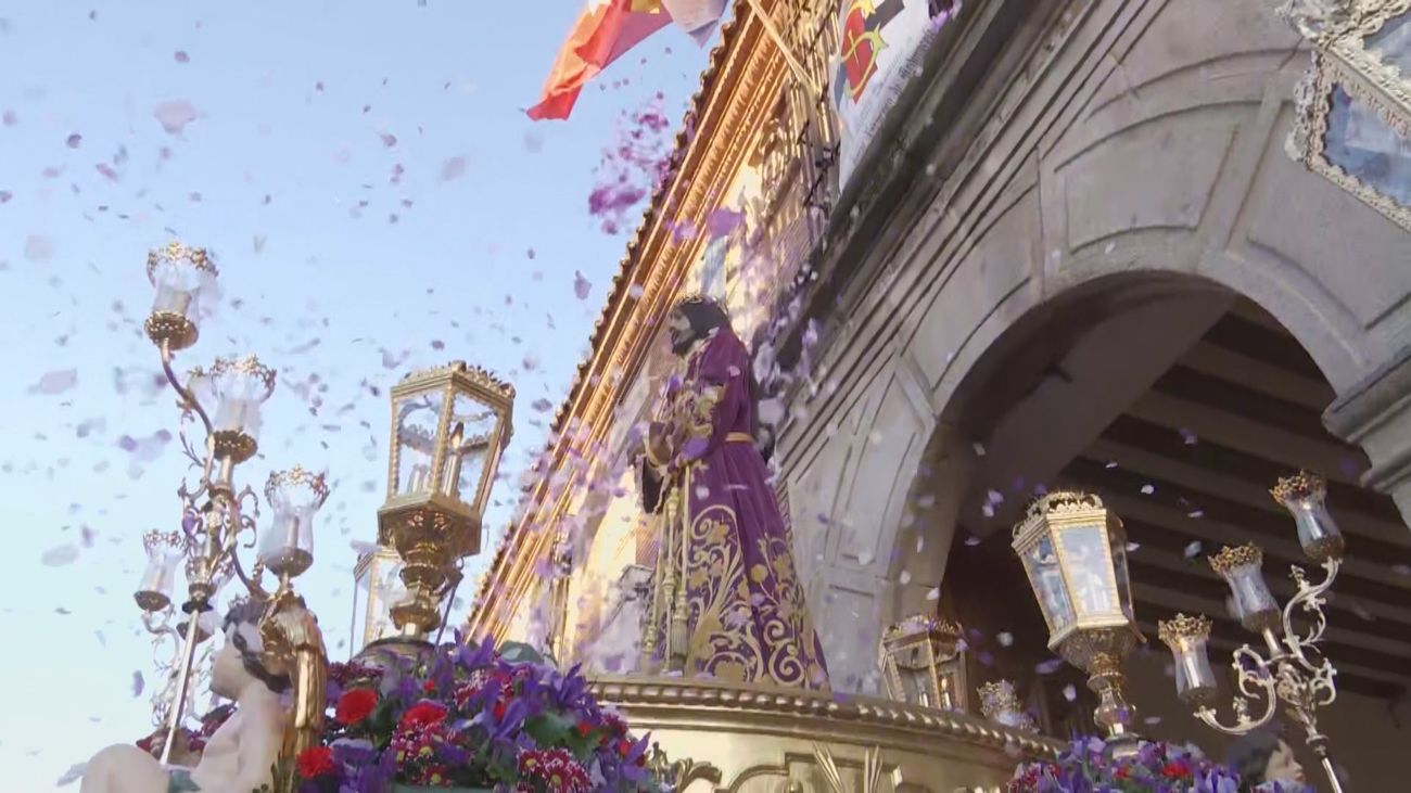 Nuestro Padre Jesús Nazareno de Medinaceli inicia la procesión en la noche complutense