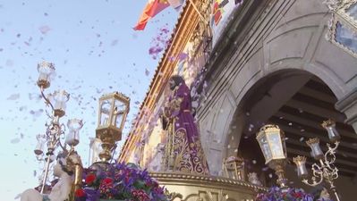Nuestro Padre Jesús Nazareno de Medinaceli inicia la procesión en la noche complutense