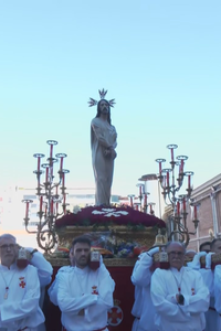 Serenidad y recogimiento en la salida de El Divino Cautivo desde el Colegio de Calasancio