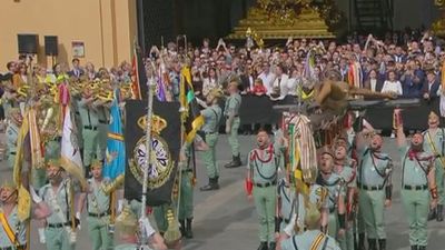 El tradicional traslado a hombros por la Legión del Cristo de Mena en Málaga